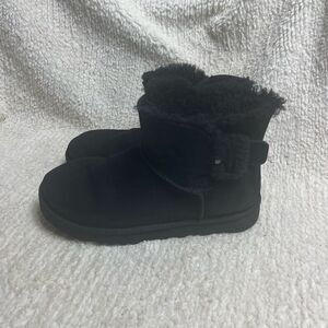 UGG mini Bailey Fluff buckle black suede boots Fur lining SZ8